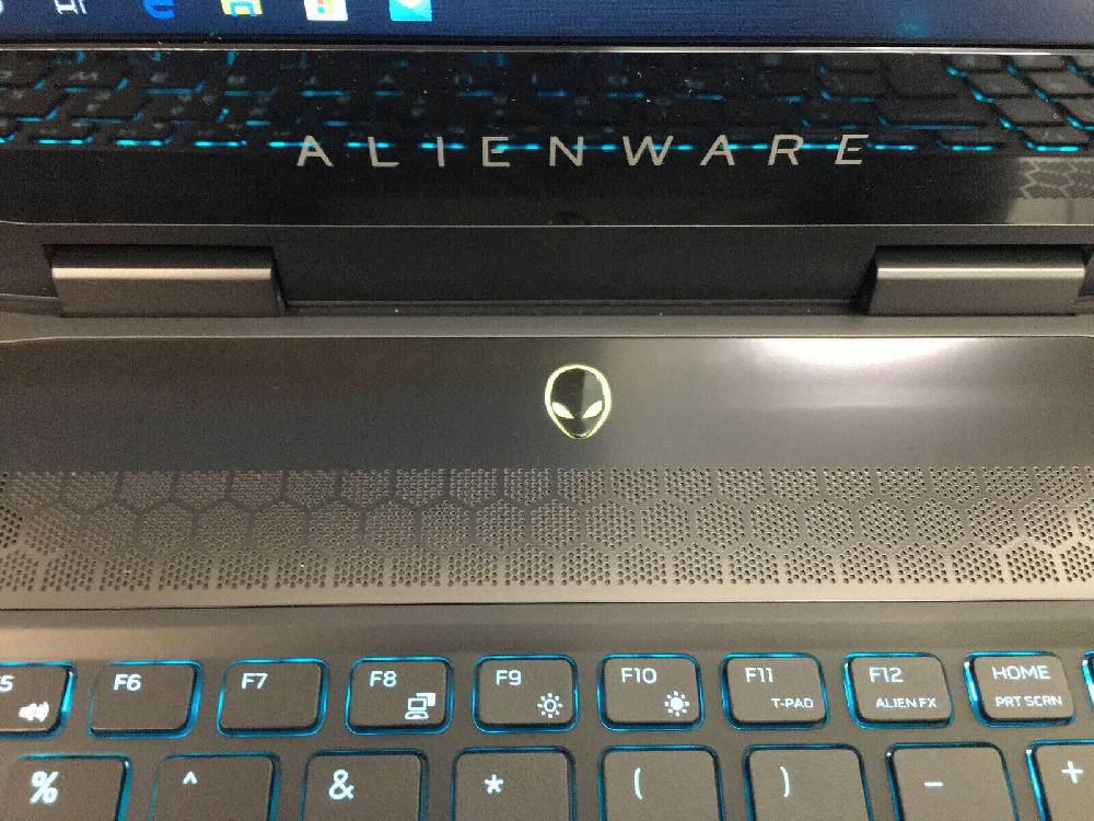 MiacomShop GAMING SYSTEME DELL ALIENWARE M15 i7 8.GEN.-6X4,1GHz SSD 15,6"FHD NVIDIA-6GB Saisonale Angebote